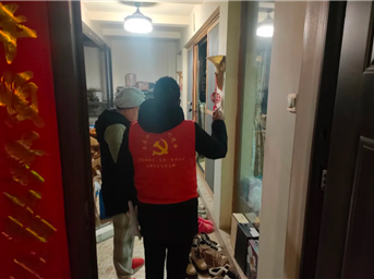 物业入户开展燃气隐患排查，为小区安全加把锁